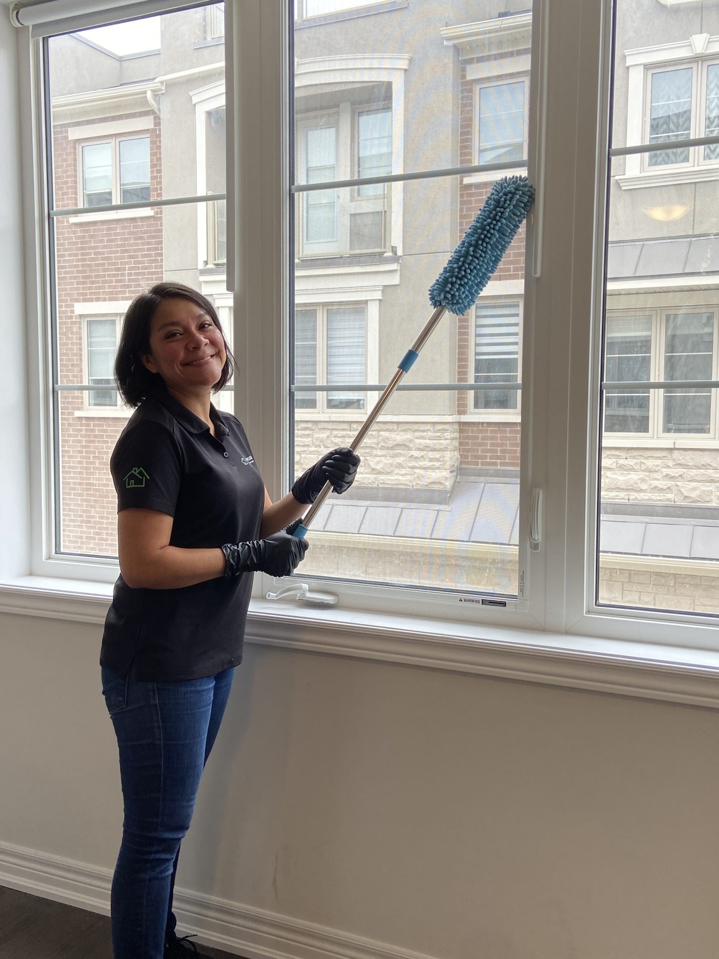 Family happy after professional move-out cleaning in Toronto